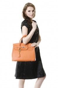 Frau mit Lederhandtasche