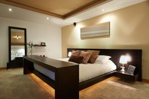 Gemütliches Schlafzimmer in weiß und braun